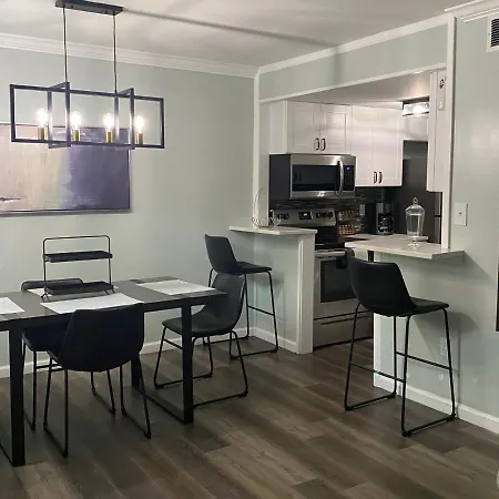 Hhi Homes- Newly Renovated Cozy Modern Pet-Friendly Villa-Ideal Location